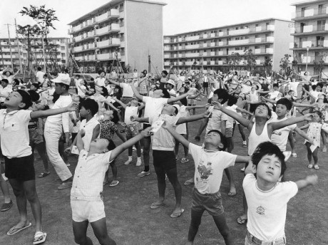 団地とは? 団地の歴史 1 children in danchi
