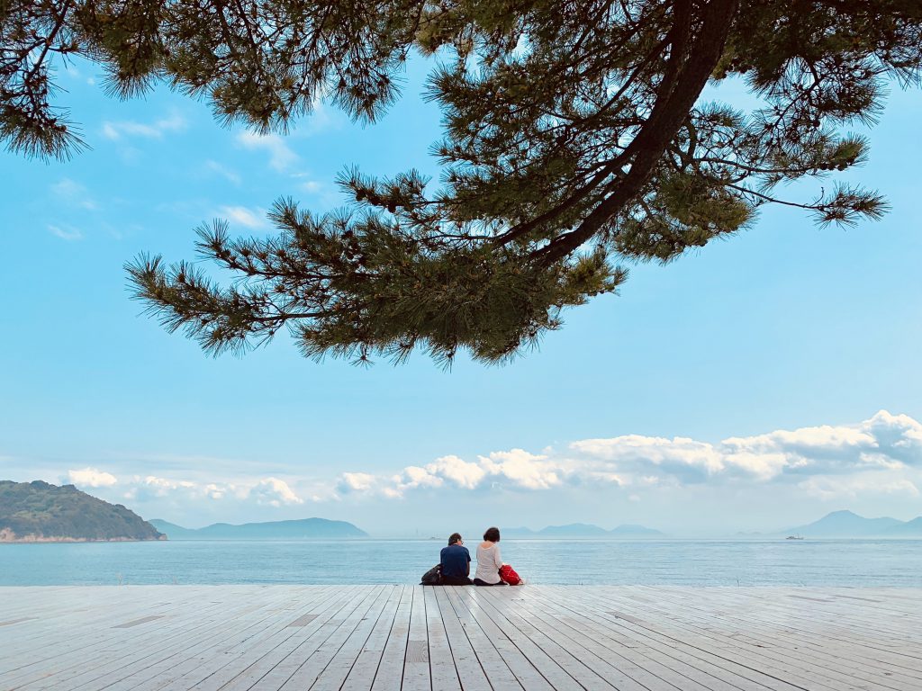 海辺に座るカップル
