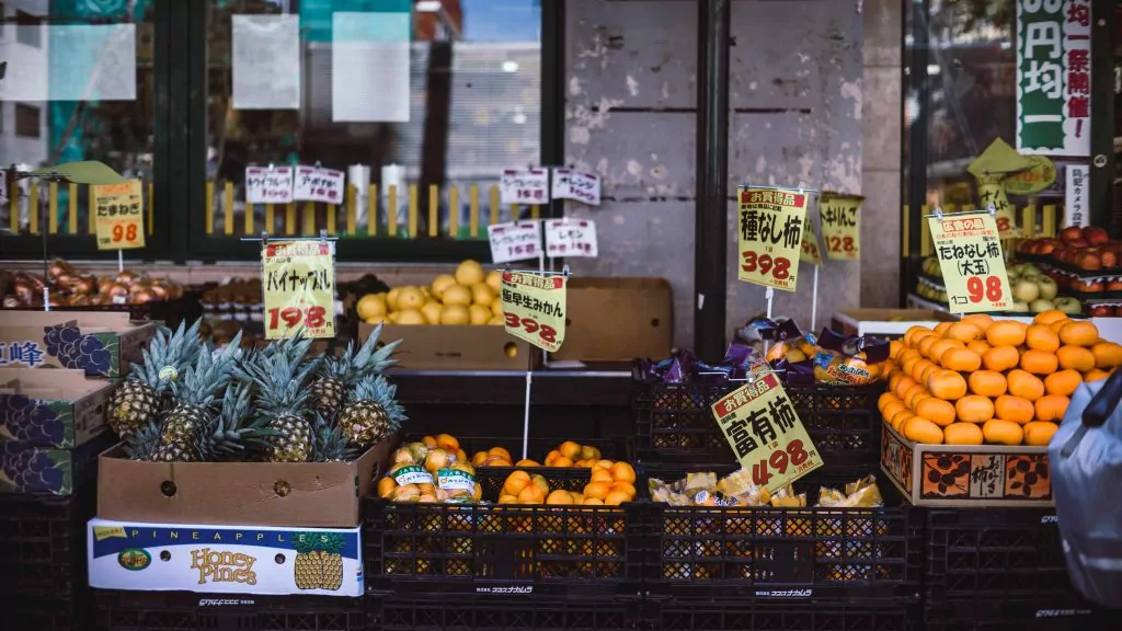 Como ser Mais Autossustentável no Japão: Compras Ecologicamente Corretas 1 Frutas variadas em uma banca no Japão