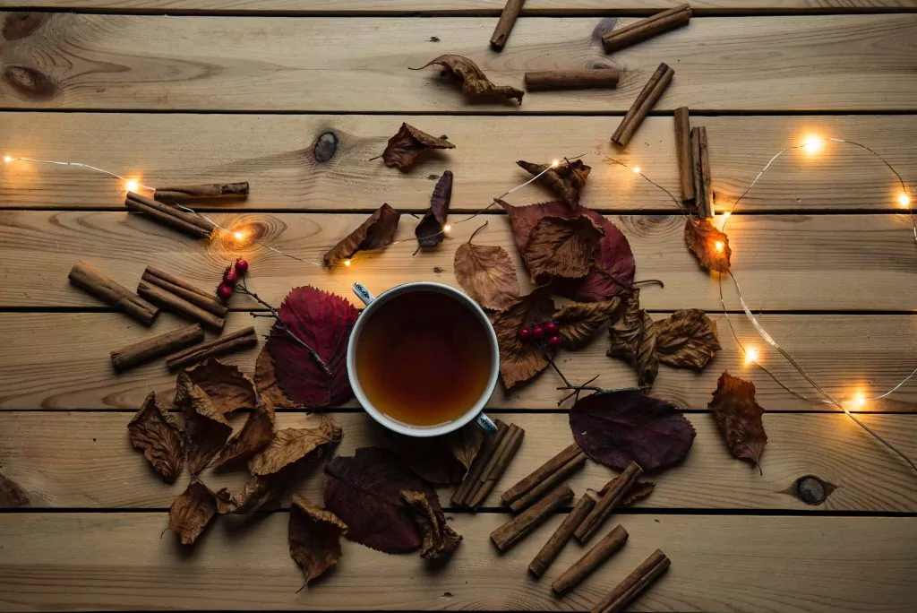 木のテーブルに置かれているコーヒーと香辛料