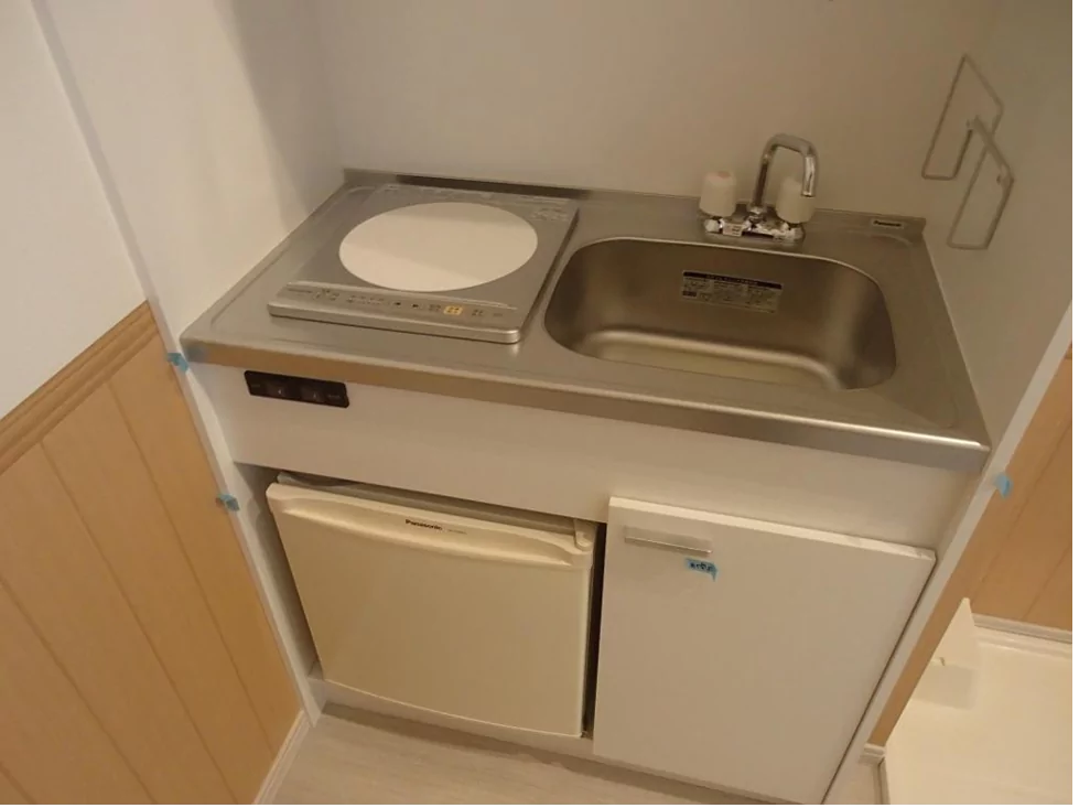 Chậu rửa và tủ lạnh mini trong căn hộ
