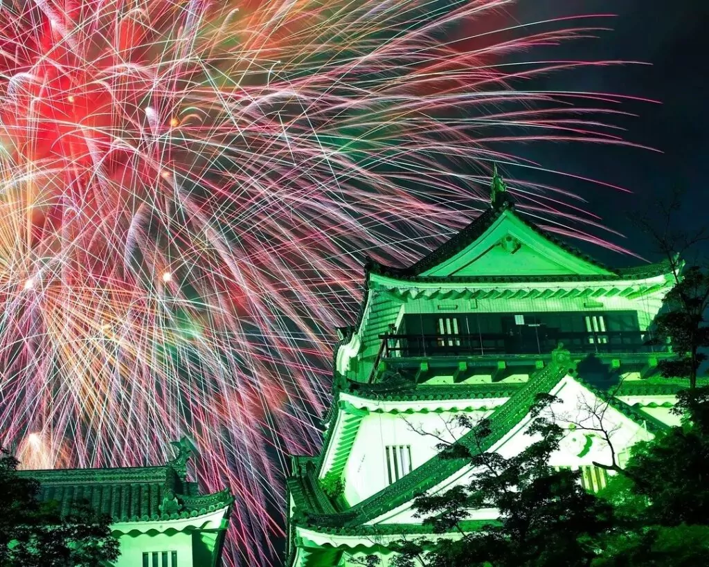 Fogos de artifício do castelo de Osazaki (Créditos da imagem: Instagram de @ichiro4733)