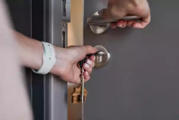 Securing door lock