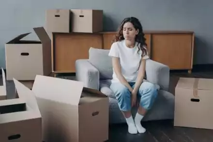 Một người phụ nữ rầu rĩ khi chuyển nhà